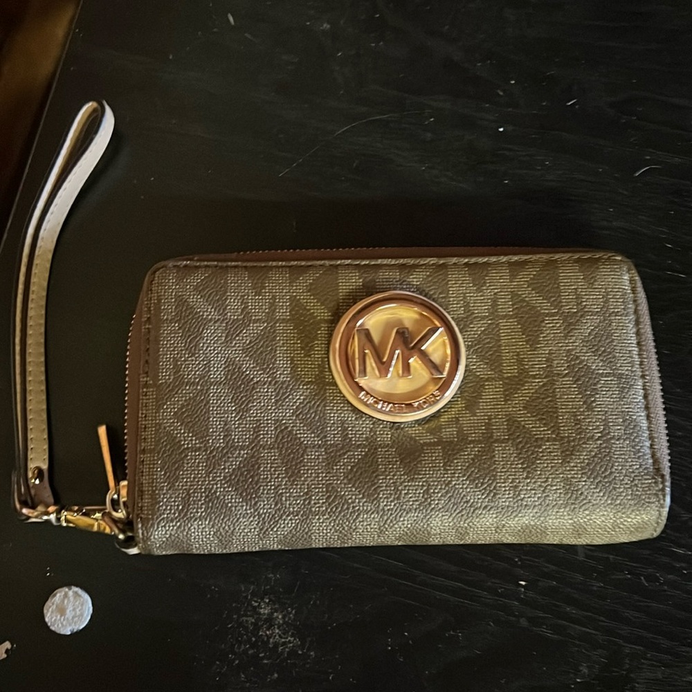 Michael Kors Travel Large Signature Leather MK Wallet Great Condition